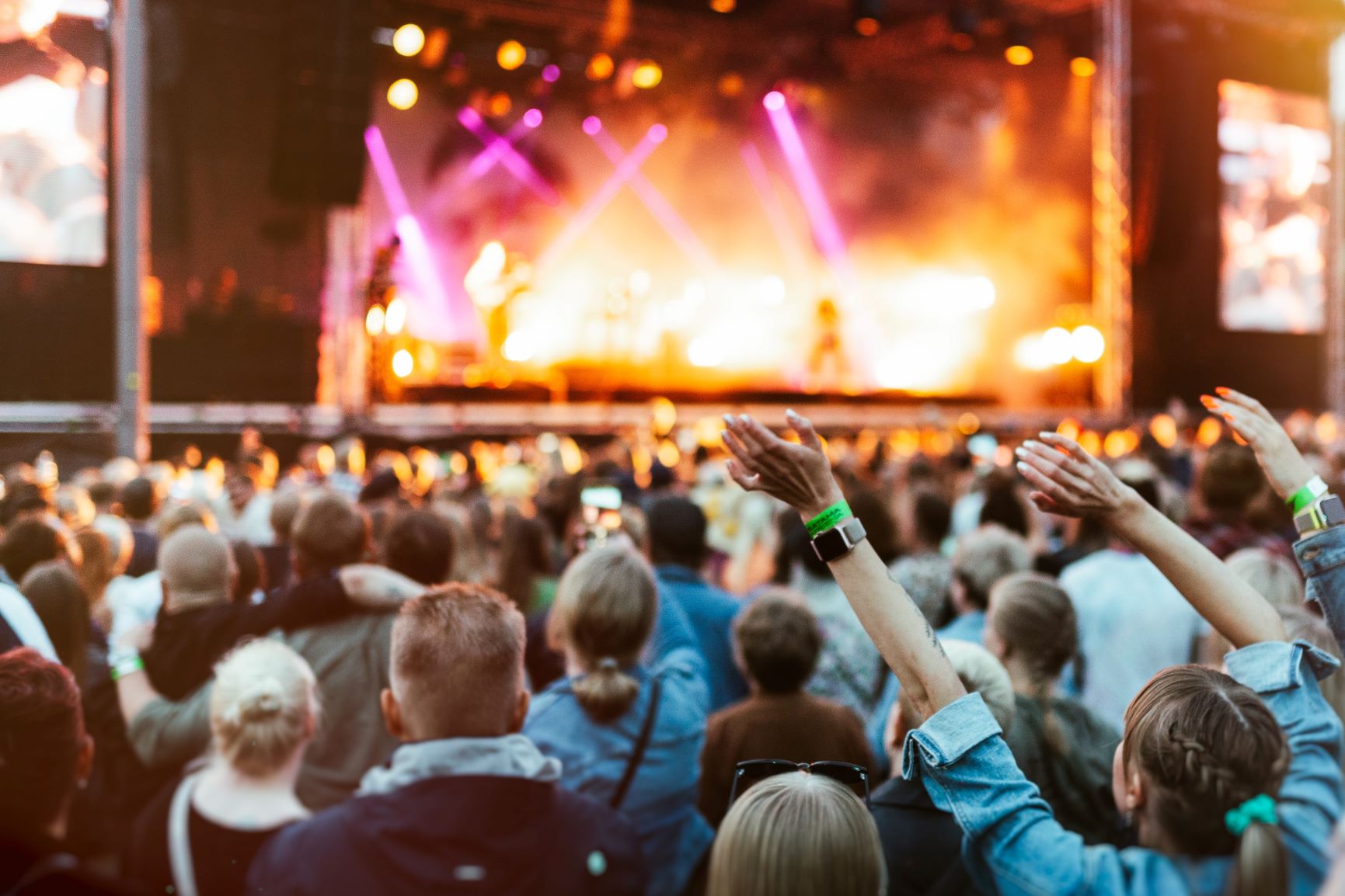 Yleisöä kädet ilmassa