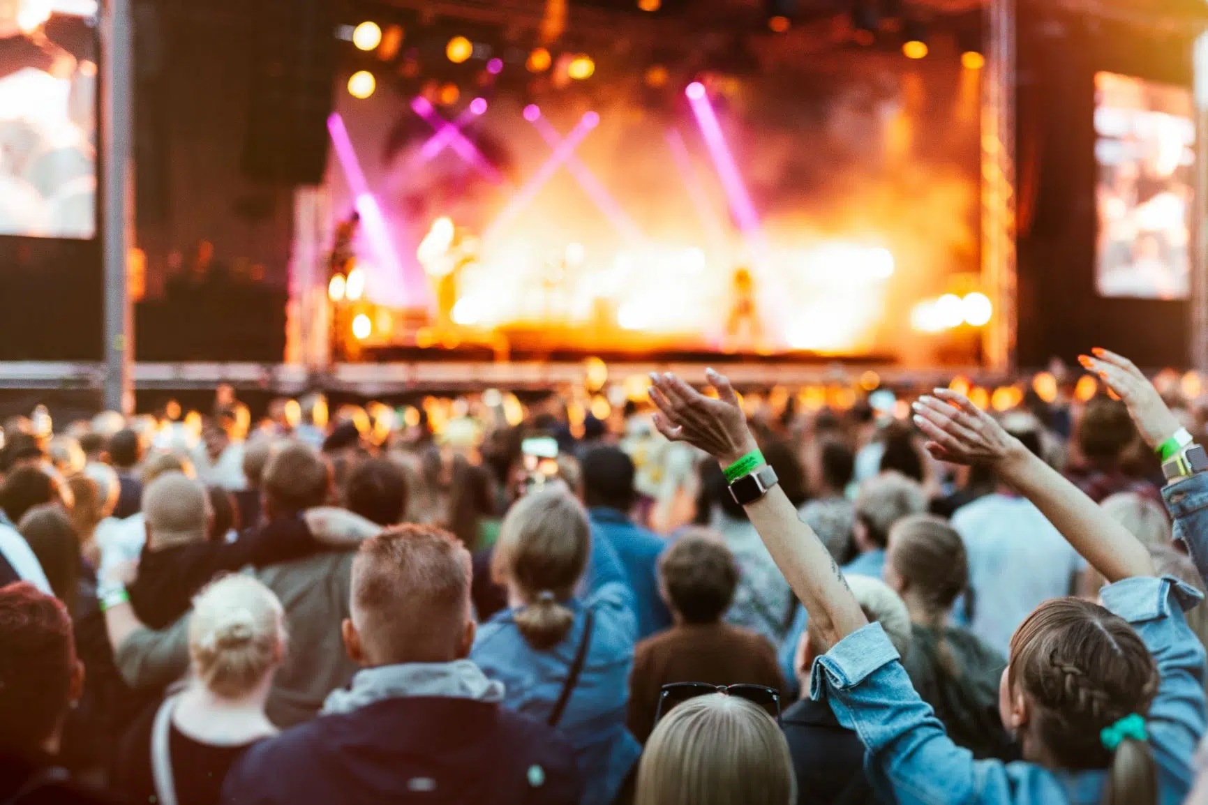 Yleisöä kädet ilmassa